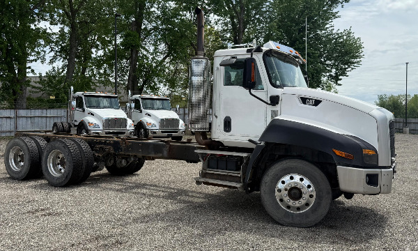 service truck 2012 CAT CT660 Tandem Axle Truck - Chassis Only