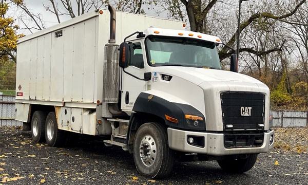 service truck USED 2012 CAT SiteStar Lube Truck