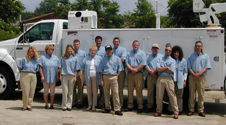 QT team in blue in front of a Dominator II with hydraulic compressor and telescopic crane.